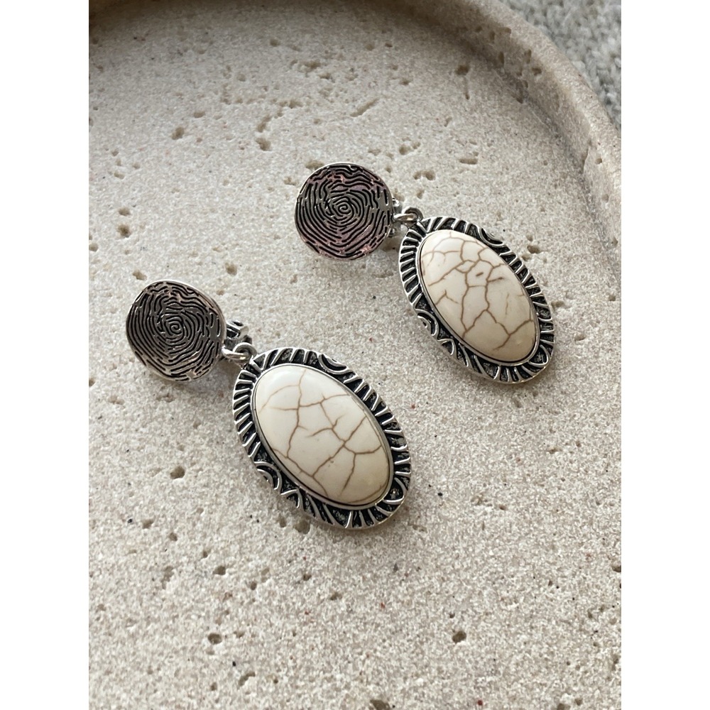Southwestern Style Dangle Earrings Ivory Cream Oval Silver Tone Romantic